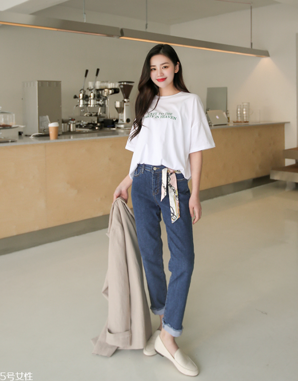 夏天白t恤配什么褲子 白色短袖T恤怎么搭配 夏天白t恤配什么褲子 白色短袖T恤怎么搭配