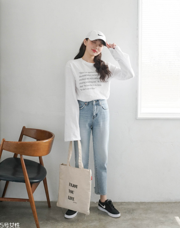 夏天白t恤配什么褲子 白色短袖T恤怎么搭配 夏天白t恤配什么褲子 白色短袖T恤怎么搭配