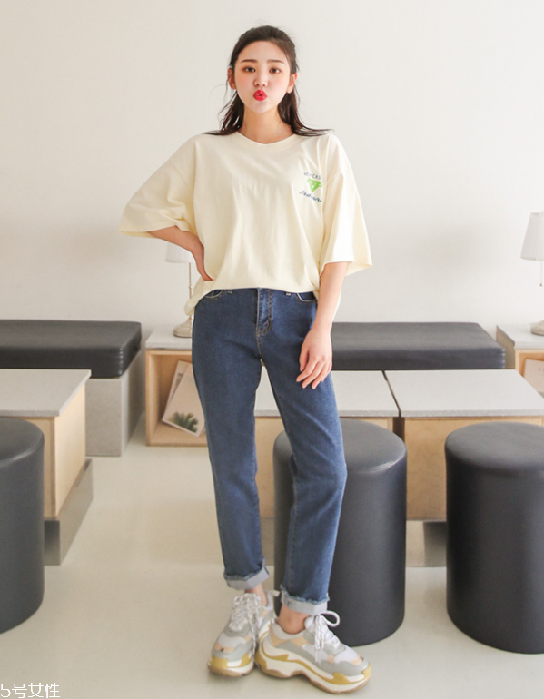 夏天白t恤配什么褲子 白色短袖T恤怎么搭配 夏天白t恤配什么褲子 白色短袖T恤怎么搭配