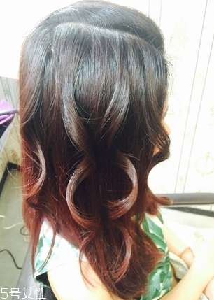 燙發(fā)棒怎么卷發(fā) 燙發(fā)棒怎么打造慵懶長卷發(fā) 燙發(fā)棒怎么卷發(fā) 燙發(fā)棒怎么打造慵懶長卷發(fā)