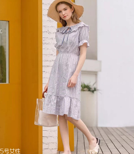 復(fù)古連衣裙怎么搭配？復(fù)古連衣裙搭配圖片