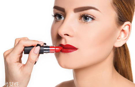 口紅掉色吃了有害處嗎 涂了口紅怎么喝水 口紅掉色吃了有害處嗎 涂了口紅怎么喝水