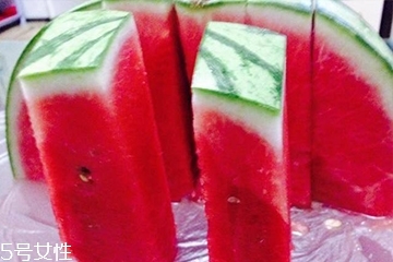 西瓜擺盤切法 怎樣切西瓜不浪費？