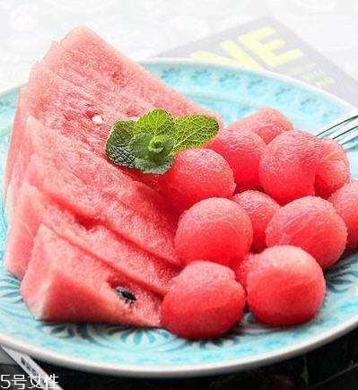 西瓜擺盤切法 怎樣切西瓜不浪費？