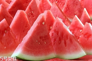 西瓜不能和什么食物一起吃？哪些人不能吃西瓜？