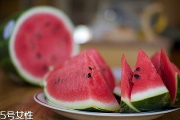 西瓜不能和什么食物一起吃？哪些人不能吃西瓜？