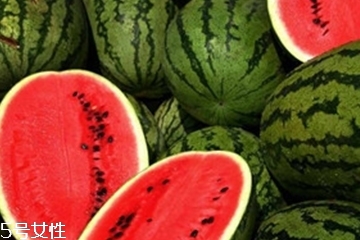 西瓜不能和什么食物一起吃？哪些人不能吃西瓜？