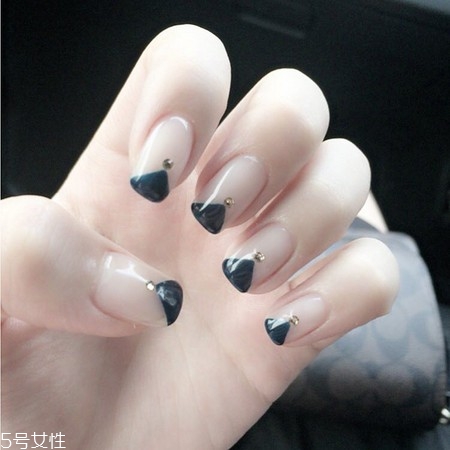 倒三角幾何美甲圖片 倒三角幾何美甲樣式大全 倒三角幾何美甲圖片 倒三角幾何美甲樣式大全