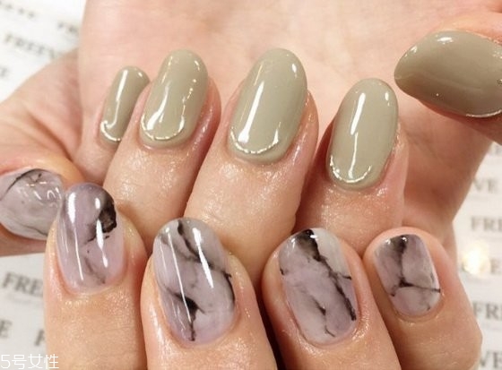 不對(duì)稱(chēng)美甲怎么配色 兩只手不一樣的美甲樣式圖 不對(duì)稱(chēng)美甲怎么配色 兩只手不一樣的美甲樣式圖