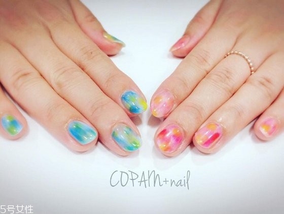 不對(duì)稱(chēng)美甲怎么配色 兩只手不一樣的美甲樣式圖 不對(duì)稱(chēng)美甲怎么配色 兩只手不一樣的美甲樣式圖