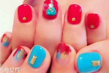 不對(duì)稱(chēng)美甲怎么配色 兩只手不一樣的美甲樣式圖 不對(duì)稱(chēng)美甲怎么配色 兩只手不一樣的美甲樣式圖