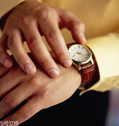 手表日期調(diào)過了怎么辦？手表日期調(diào)多了怎么調(diào)回去？