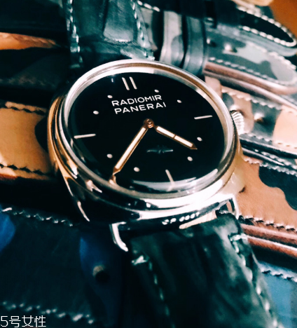 手表日期調(diào)過了怎么辦？手表日期調(diào)多了怎么調(diào)回去？