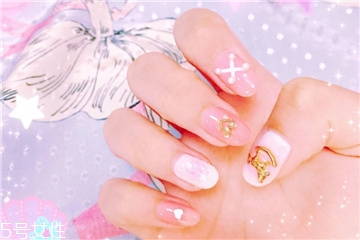 2018夏季好看的淺色系美甲合集 夏天美甲圖片款式多樣 2018夏季好看的淺色系美甲合集 夏天美甲圖片款式多樣