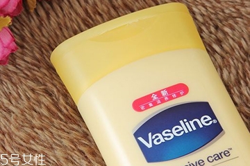 凡士林能涂指甲上嗎 凡士林涂指甲有什么好處 凡士林能涂指甲上嗎 凡士林涂指甲有什么好處