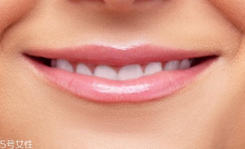 上嘴唇太厚怎么涂口紅 上唇比下唇厚涂口紅的技巧 上嘴唇太厚怎么涂口紅 上唇比下唇厚涂口紅的技巧