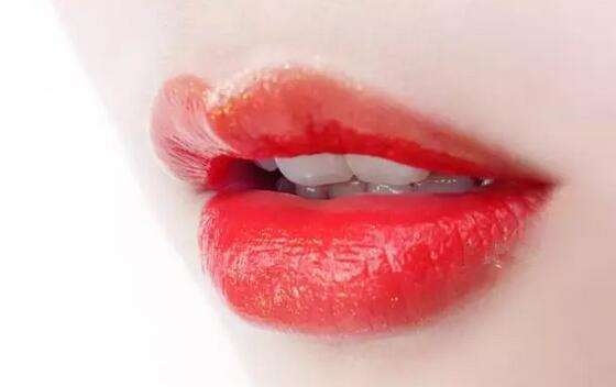 上嘴唇太厚怎么涂口紅 上唇比下唇厚涂口紅的技巧 上嘴唇太厚怎么涂口紅 上唇比下唇厚涂口紅的技巧
