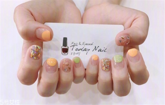 2018夏季好看的淺色系美甲合集 夏天美甲圖片款式多樣 2018夏季好看的淺色系美甲合集 夏天美甲圖片款式多樣