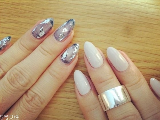 不對(duì)稱(chēng)美甲怎么配色 兩只手不一樣的美甲樣式圖 不對(duì)稱(chēng)美甲怎么配色 兩只手不一樣的美甲樣式圖