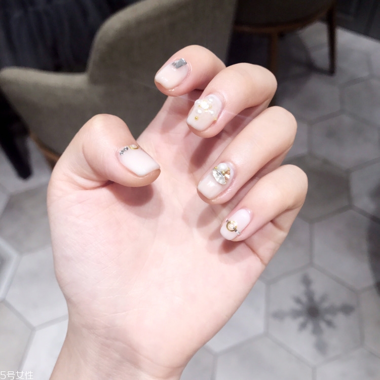 2018夏季好看的淺色系美甲合集 夏天美甲圖片款式多樣 2018夏季好看的淺色系美甲合集 夏天美甲圖片款式多樣