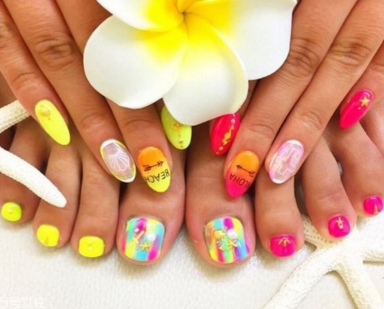 不對(duì)稱(chēng)美甲怎么配色 兩只手不一樣的美甲樣式圖 不對(duì)稱(chēng)美甲怎么配色 兩只手不一樣的美甲樣式圖