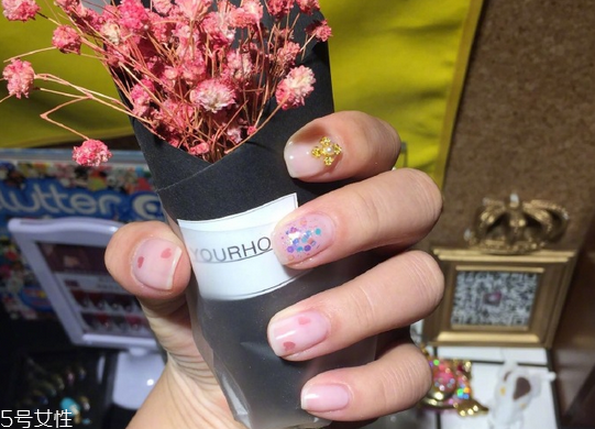 2018夏季好看的淺色系美甲合集 夏天美甲圖片款式多樣 2018夏季好看的淺色系美甲合集 夏天美甲圖片款式多樣