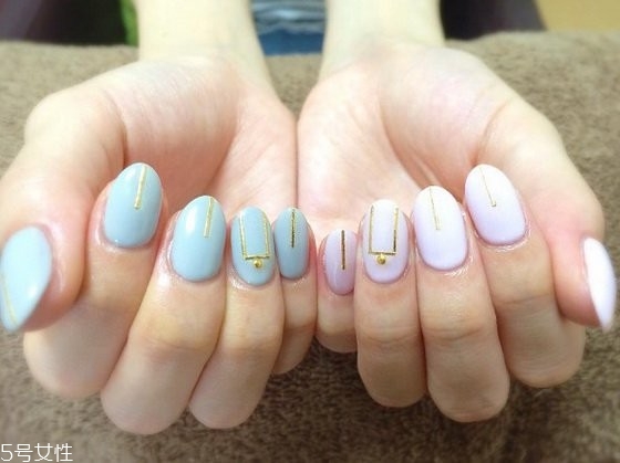 不對(duì)稱(chēng)美甲怎么配色 兩只手不一樣的美甲樣式圖 不對(duì)稱(chēng)美甲怎么配色 兩只手不一樣的美甲樣式圖