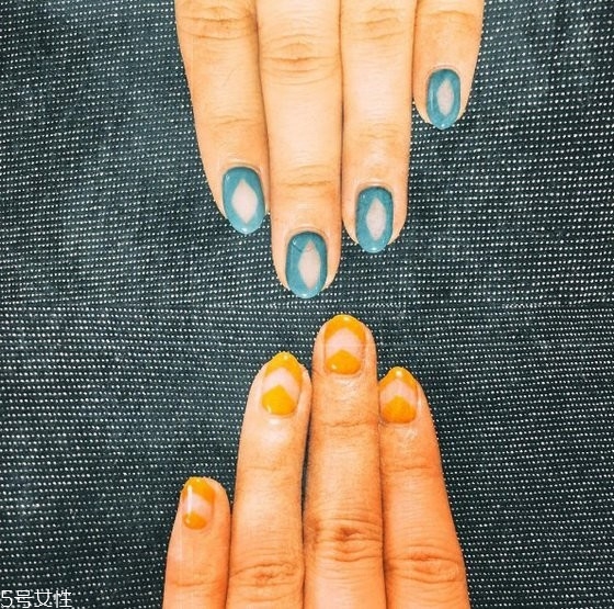 不對(duì)稱(chēng)美甲怎么配色 兩只手不一樣的美甲樣式圖 不對(duì)稱(chēng)美甲怎么配色 兩只手不一樣的美甲樣式圖