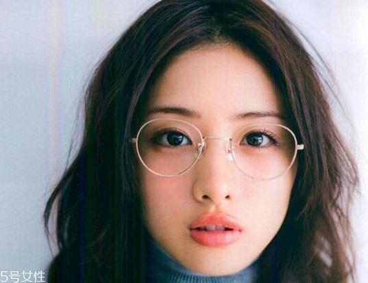 上嘴唇太厚怎么涂口紅 上唇比下唇厚涂口紅的技巧 上嘴唇太厚怎么涂口紅 上唇比下唇厚涂口紅的技巧