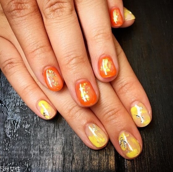 不對(duì)稱(chēng)美甲怎么配色 兩只手不一樣的美甲樣式圖 不對(duì)稱(chēng)美甲怎么配色 兩只手不一樣的美甲樣式圖