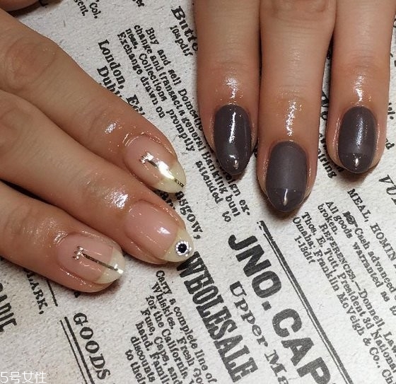 不對(duì)稱(chēng)美甲怎么配色 兩只手不一樣的美甲樣式圖 不對(duì)稱(chēng)美甲怎么配色 兩只手不一樣的美甲樣式圖