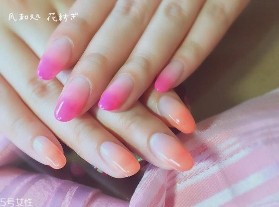 不對(duì)稱(chēng)美甲怎么配色 兩只手不一樣的美甲樣式圖 不對(duì)稱(chēng)美甲怎么配色 兩只手不一樣的美甲樣式圖