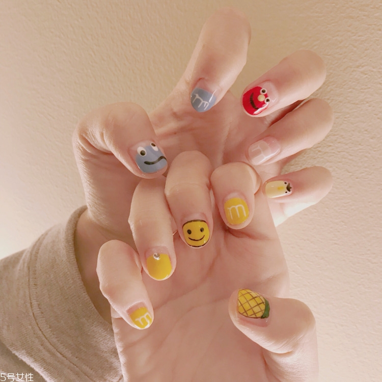2018夏季好看的淺色系美甲合集 夏天美甲圖片款式多樣 2018夏季好看的淺色系美甲合集 夏天美甲圖片款式多樣