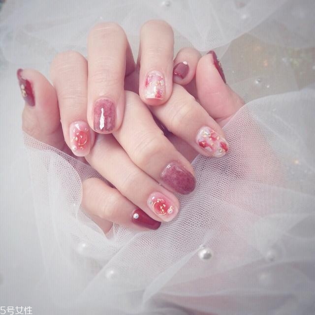 簡約好看的夏季美甲圖片 簡約顯白的美甲新款式 簡約好看的夏季美甲圖片 簡約顯白的美甲新款式