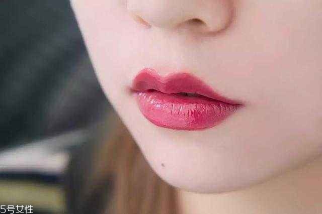 上嘴唇太厚怎么涂口紅 上唇比下唇厚涂口紅的技巧 上嘴唇太厚怎么涂口紅 上唇比下唇厚涂口紅的技巧