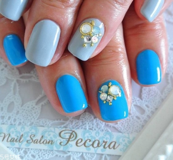 不對(duì)稱(chēng)美甲怎么配色 兩只手不一樣的美甲樣式圖 不對(duì)稱(chēng)美甲怎么配色 兩只手不一樣的美甲樣式圖