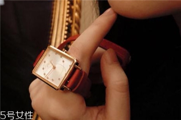 手表調時間的旋鈕叫什么？手表旁邊的旋鈕叫什么？