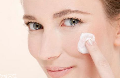 夏季要用面霜嗎 夏季要不要用面霜 夏季要用面霜嗎 夏季要不要用面霜