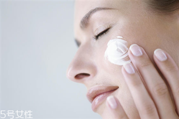 護膚時用手還是化妝棉好 護膚正確方法 護膚時用手還是化妝棉好 護膚正確方法