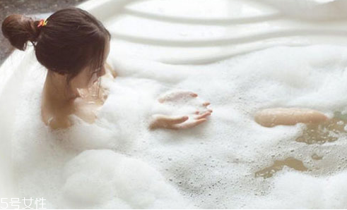 沐浴露洗不干凈有害嗎 沐浴露洗不干凈會(huì)怎樣 沐浴露洗不干凈有害嗎 沐浴露洗不干凈會(huì)怎樣