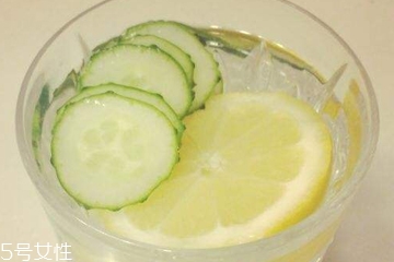 檸檬黃瓜水放多少檸檬 檸檬黃瓜水怎么喝能瘦臉 檸檬黃瓜水放多少檸檬 檸檬黃瓜水怎么喝能瘦臉