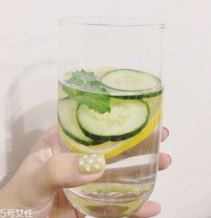 檸檬黃瓜水放多少檸檬 檸檬黃瓜水怎么喝能瘦臉 檸檬黃瓜水放多少檸檬 檸檬黃瓜水怎么喝能瘦臉