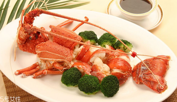 波士頓龍蝦頭里綠色的是什么？