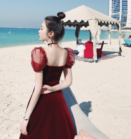 黃皮適合什么顏色裙子？什么顏色裙子適合黃皮女生？