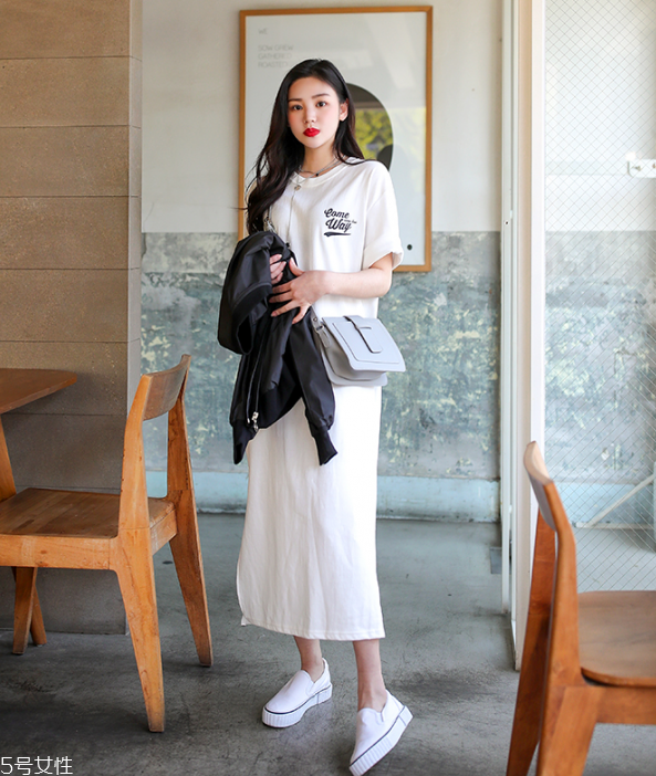 t恤裙怎么搭配鞋子 t恤裙搭配技巧 t恤裙怎么搭配鞋子 t恤裙搭配技巧