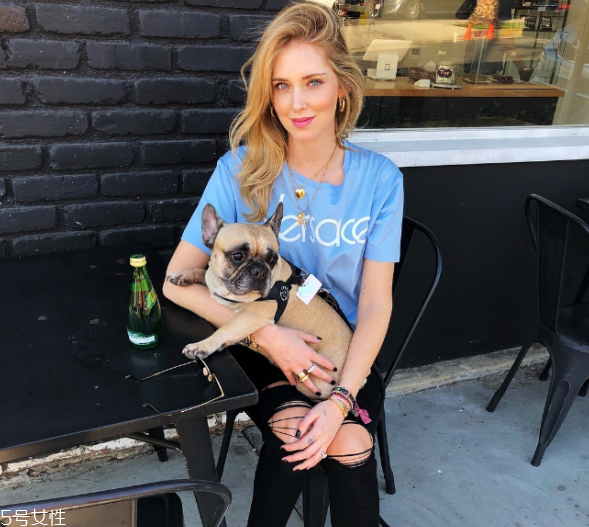 t恤裙怎么搭配鞋子 t恤裙搭配技巧 t恤裙怎么搭配鞋子 t恤裙搭配技巧