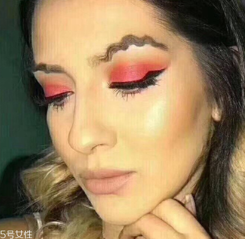 王菊波浪眉怎么畫 王菊同款波浪眉詳細(xì)畫法教程 王菊波浪眉怎么畫 王菊同款波浪眉詳細(xì)畫法教程