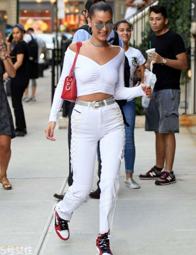 v領(lǐng)t恤怎樣搭配衣服？v領(lǐng)t恤搭配圖片