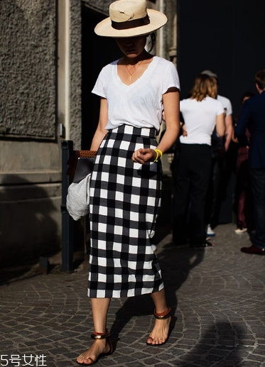 v領(lǐng)t恤怎樣搭配衣服？v領(lǐng)t恤搭配圖片