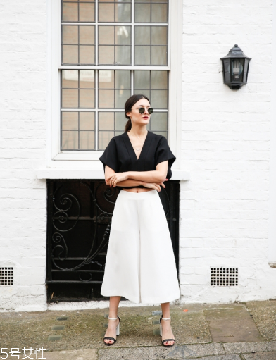 v領(lǐng)t恤怎樣搭配衣服？v領(lǐng)t恤搭配圖片